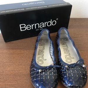 BERNARDO DARLENE BLUEBERRY PATENT BALLET FLATS 7M